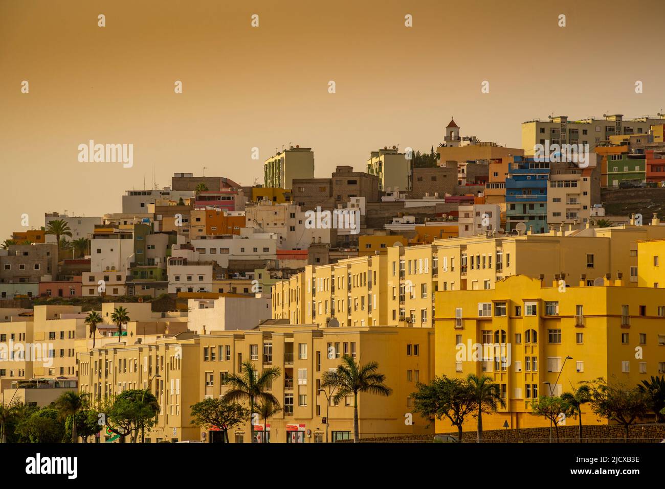 Blick auf bunte Häuser bei Sonnenuntergang in Galdar, Las Palmas, Gran Canaria, Kanarische Inseln, Spanien, Atlantik, Europa Stockfoto