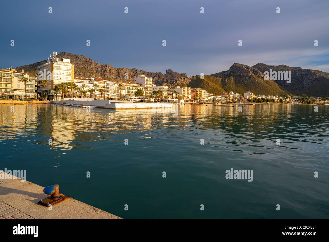 Blick auf den Sonnenaufgang in Hotels und Bars in Port de Pollenca, Port de Pollenca, Mallorca, Balearen, Spanien, Mittelmeer, Europa Stockfoto