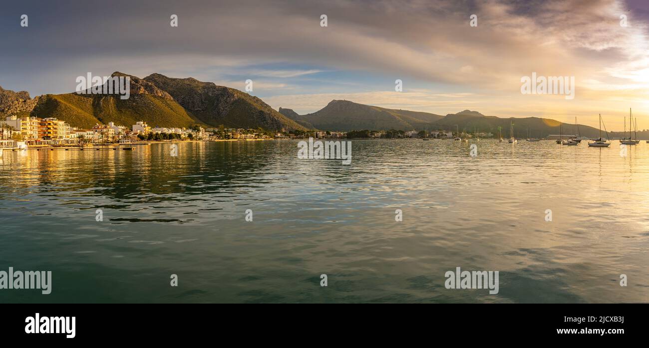 Blick auf den Sonnenaufgang in Hotels und Bars in Port de Pollenca, Port de Pollenca, Mallorca, Balearen, Spanien, Mittelmeer, Europa Stockfoto