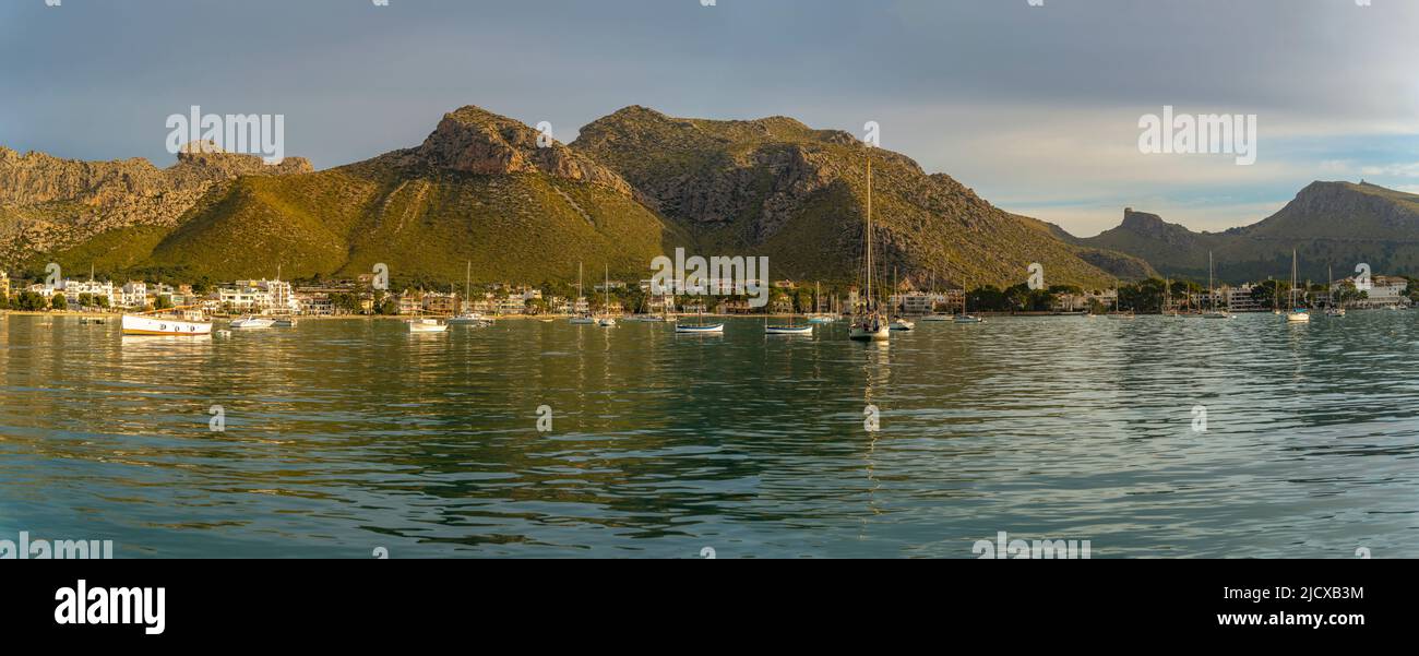 Blick auf den Sonnenaufgang in Hotels und Bars in Port de Pollenca, Port de Pollenca, Mallorca, Balearen, Spanien, Mediterran, Mediterran Stockfoto