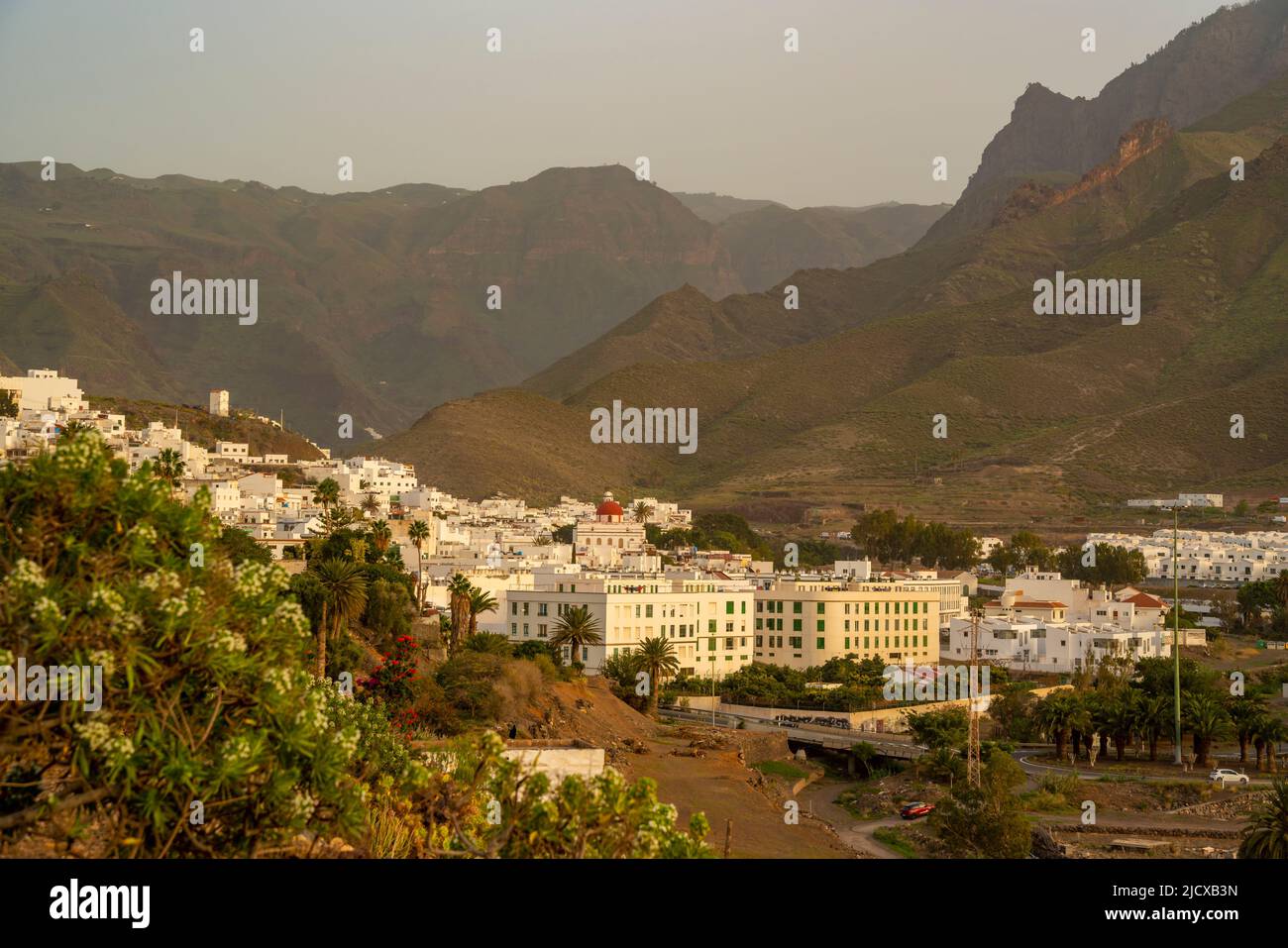Blick auf die Stadt Agaete und die bergige Kulisse bei Sonnenuntergang, Agaete, Las Palmas, Gran Canaria, Kanarische Inseln, Spanien, Atlantik, Europa Stockfoto