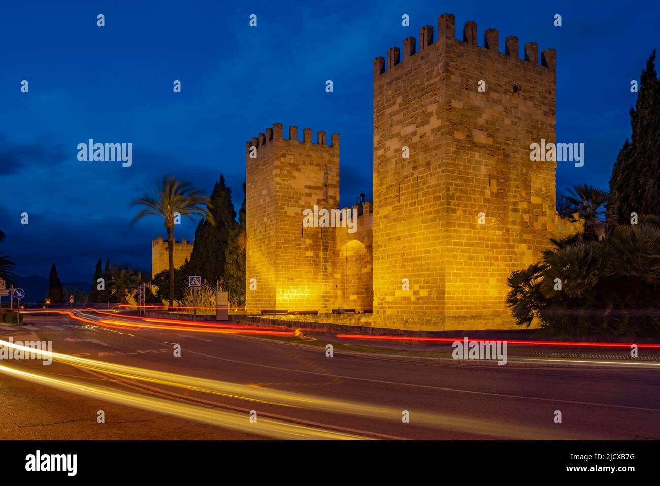 Blick auf Altstadttor und befestigte Mauern in der Altstadt bei Dämmerung, Alcudia, Mallorca, Balearen, Spanien, Mittelmeer, Europa Stockfoto
