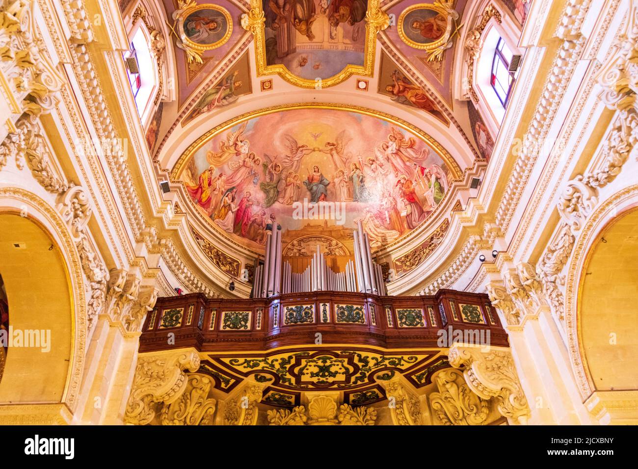 Orgel und Fresken in der Kathedrale von Mariä Himmelfahrt Stockfoto