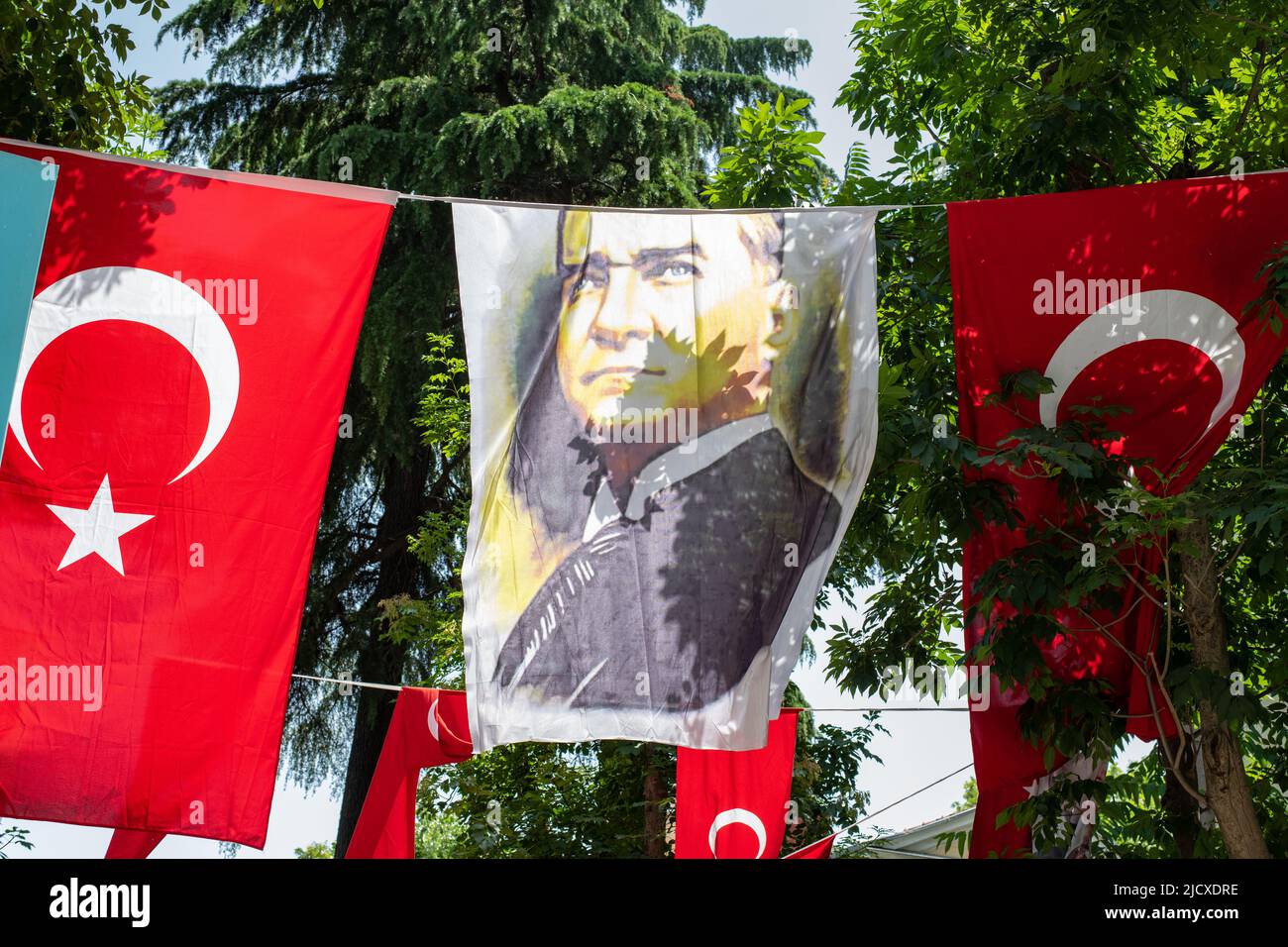 Atatürk-Porträt und türkische Fahnen hängen vor der Bahariye Secondary School, Istanbul, Türkei Stockfoto