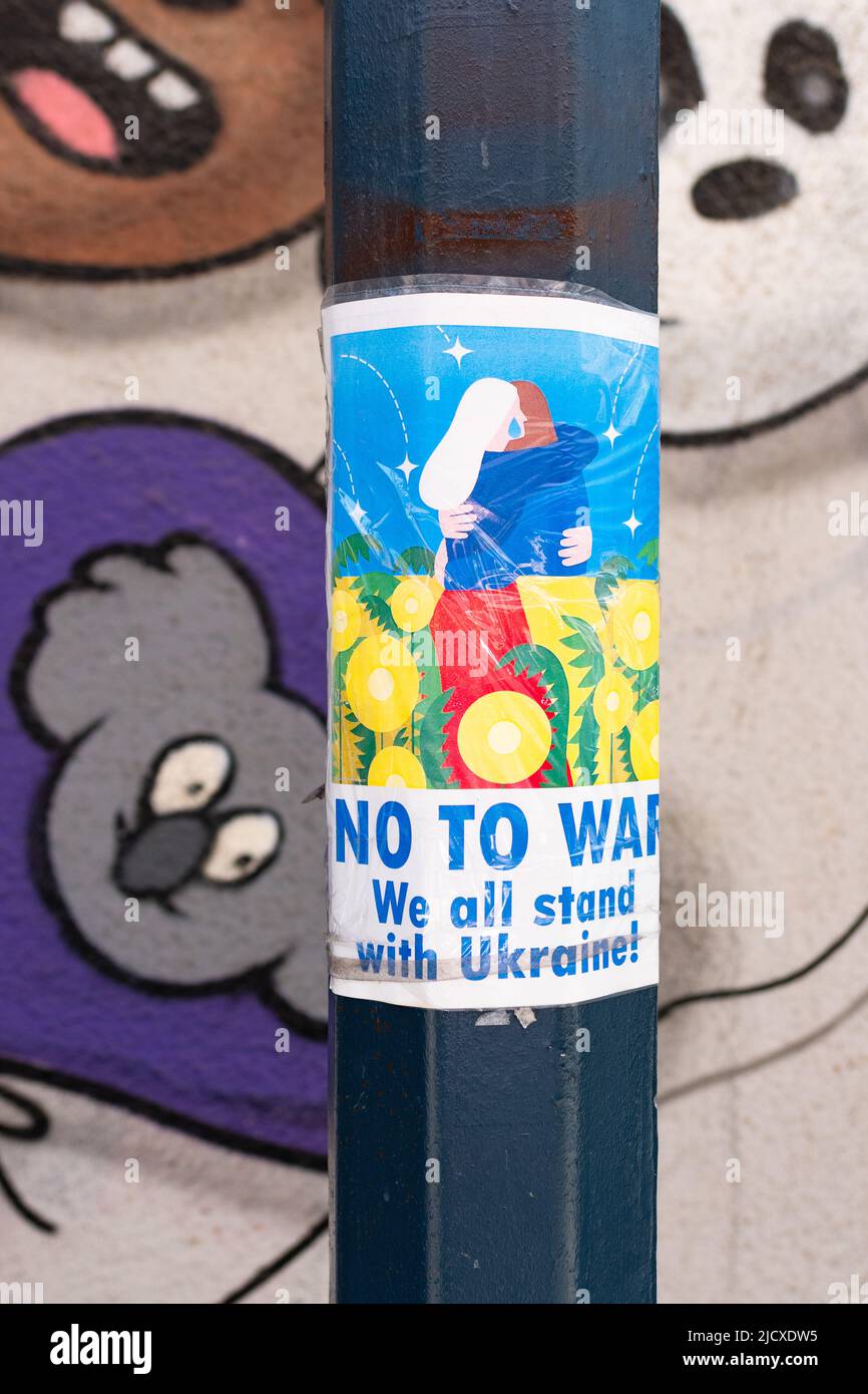 Nein zum Krieg Wir alle stehen mit Ukraine-Schild an der Post in Istanbul, Türkei Stockfoto