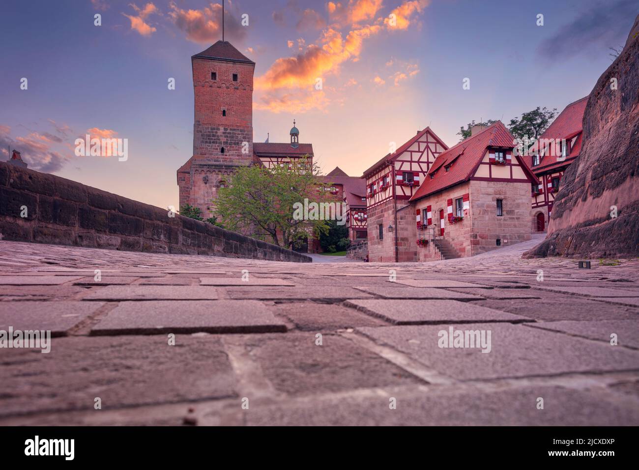 Schloss Nürnberg, Nürnberg, Deutschland. Stadtbild des historischen Wahrzeichens der Nürnberger Burg bei Sonnenuntergang im Sommer. Stockfoto