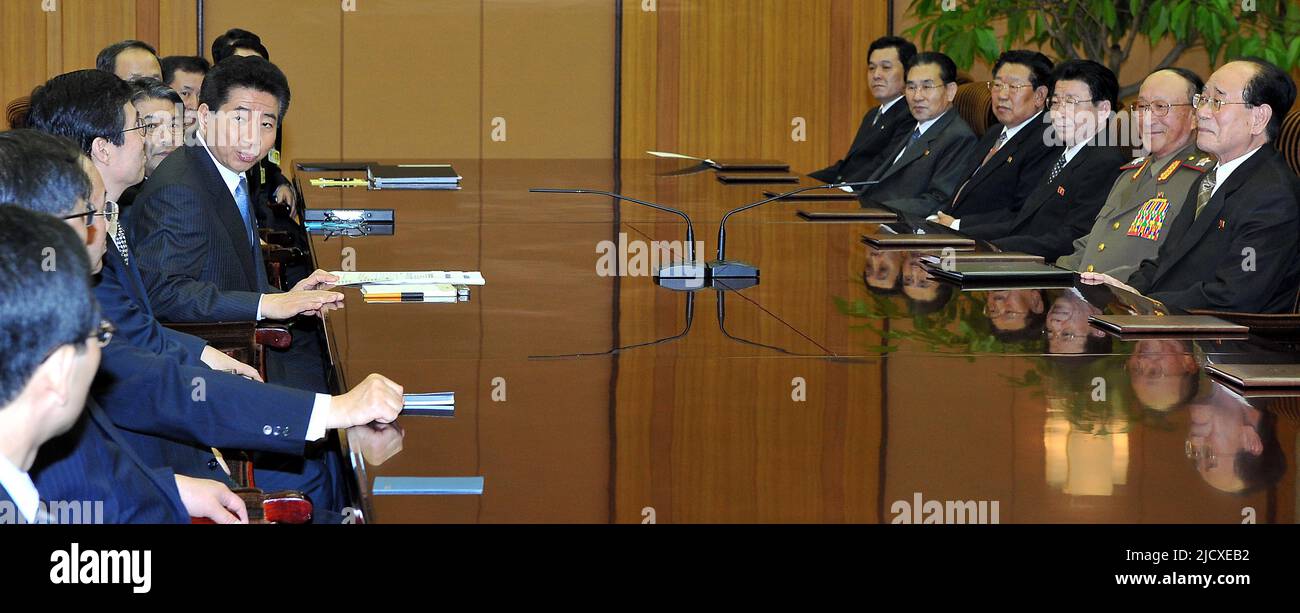 Der südkoreanische Präsident Roh Moo-hyun (L) trifft sich mit Kim Yong-nam, dem Vorsitzenden des Präsidiums der Obersten Volksversammlung, am 2. Oktober 2007 in der Mansudae-Versammlungshalle in Nordkorea. Stockfoto