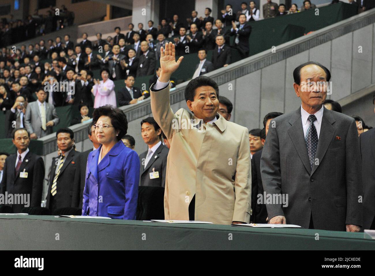 Der südkoreanische Präsident Roh Moo-hyun (L) spricht mit Kim Yong-nam, dem Präsidenten des nordkoreanischen parlaments, während sie die nordkoreanischen Arirang-Massenspiele im Stadion am 1. Mai in Pjöngjang am 3. Oktober 2007 verfolgen. Roh erlebte eine der typischen Massenspiele des Nordens, komplett mit Gänsehautsoldaten, tanzenden Schülerinnen und einem großen Flip-Card-Animationsbereich, der die Vereinigung unter dem kommunistischen Banner des Nordens fördert. Stockfoto