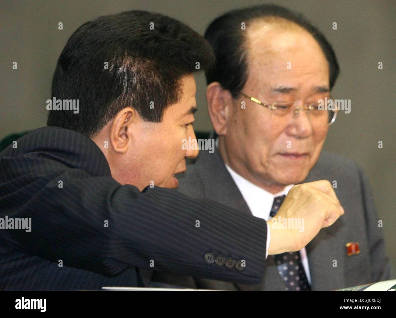 Der südkoreanische Präsident Roh Moo-hyun (L) spricht mit Kim Yong-nam, dem Präsidenten des nordkoreanischen parlaments, während sie die nordkoreanischen Arirang-Massenspiele im Stadion am 1. Mai in Pjöngjang am 3. Oktober 2007 verfolgen. Roh erlebte eine der typischen Massenspiele des Nordens, komplett mit Gänsehautsoldaten, tanzenden Schülerinnen und einem großen Flip-Card-Animationsbereich, der die Vereinigung unter dem kommunistischen Banner des Nordens fördert. Stockfoto