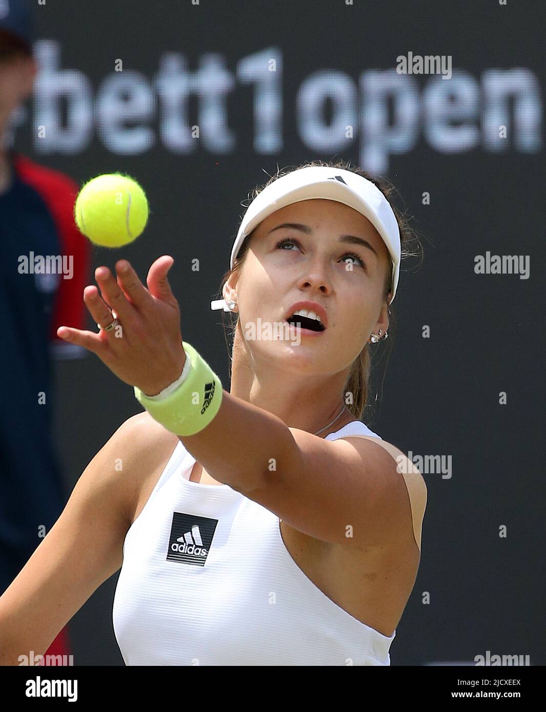 Berlin, Deutschland. 16.. Juni 2022. Tennis: WTA Tour, Runde von 16 Singles, Frauen, Wettkampf, 1. Runde Bencic (Schweiz) - Kainskaya (aus Russland) im Steffi Graf Stadion. Anna Kazilskaja wirft den Ball zum Aufschlag. Quelle: Wolfgang Kumm/dpa/Alamy Live News Stockfoto