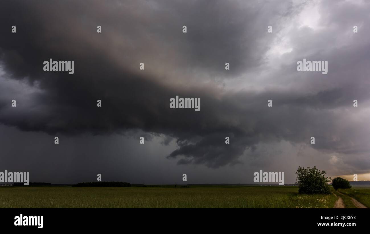 Sturmwolken über dem Feld, tornadic supercell, extremes Wetter, gefährlicher Sturm Stockfoto