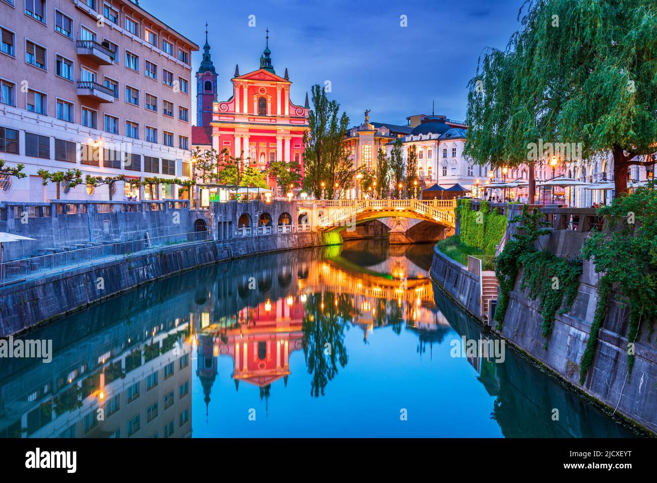 Ljubljana, Slowenien. Bild von Ljubljana, Slowenien während der blauen Dämmerungsstunde. Tromostovje, Dreifachbrücke, berühmtes Wahrzeichen der Stadt. Stockfoto