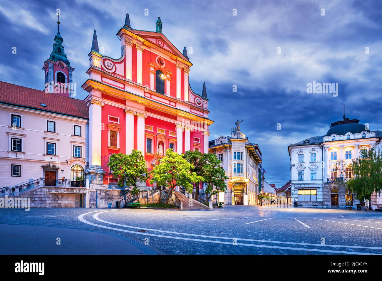 Ljubljana, Slowenien. Bild von Ljubljana, Slowenien während der blauen Dämmerung, Preseren-Platz und der Kathedrale Stockfoto
