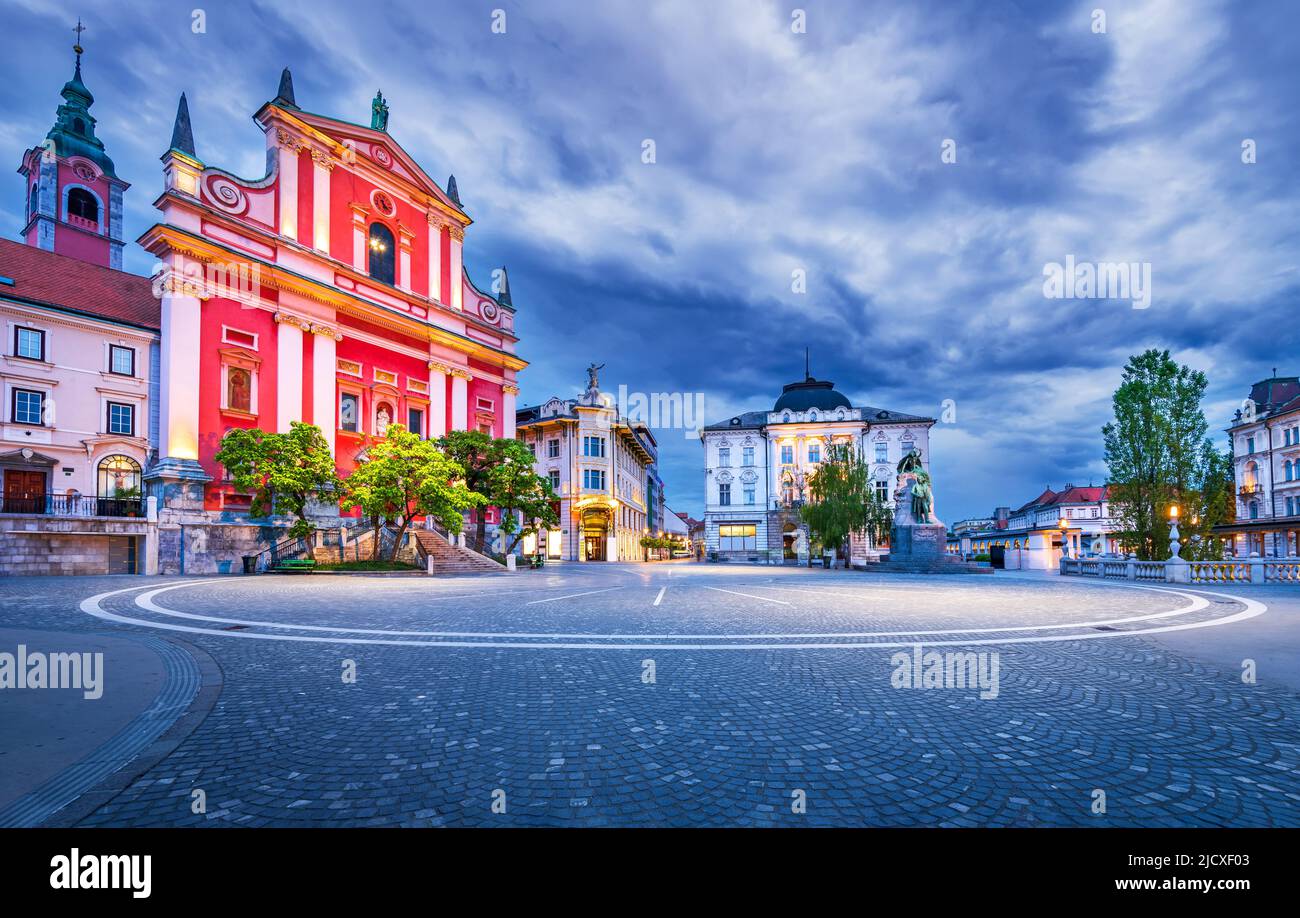 Ljubljana, Slowenien. Bild von Ljubljana, Slowenien während der blauen Dämmerung, Preseren-Platz und der Kathedrale Stockfoto