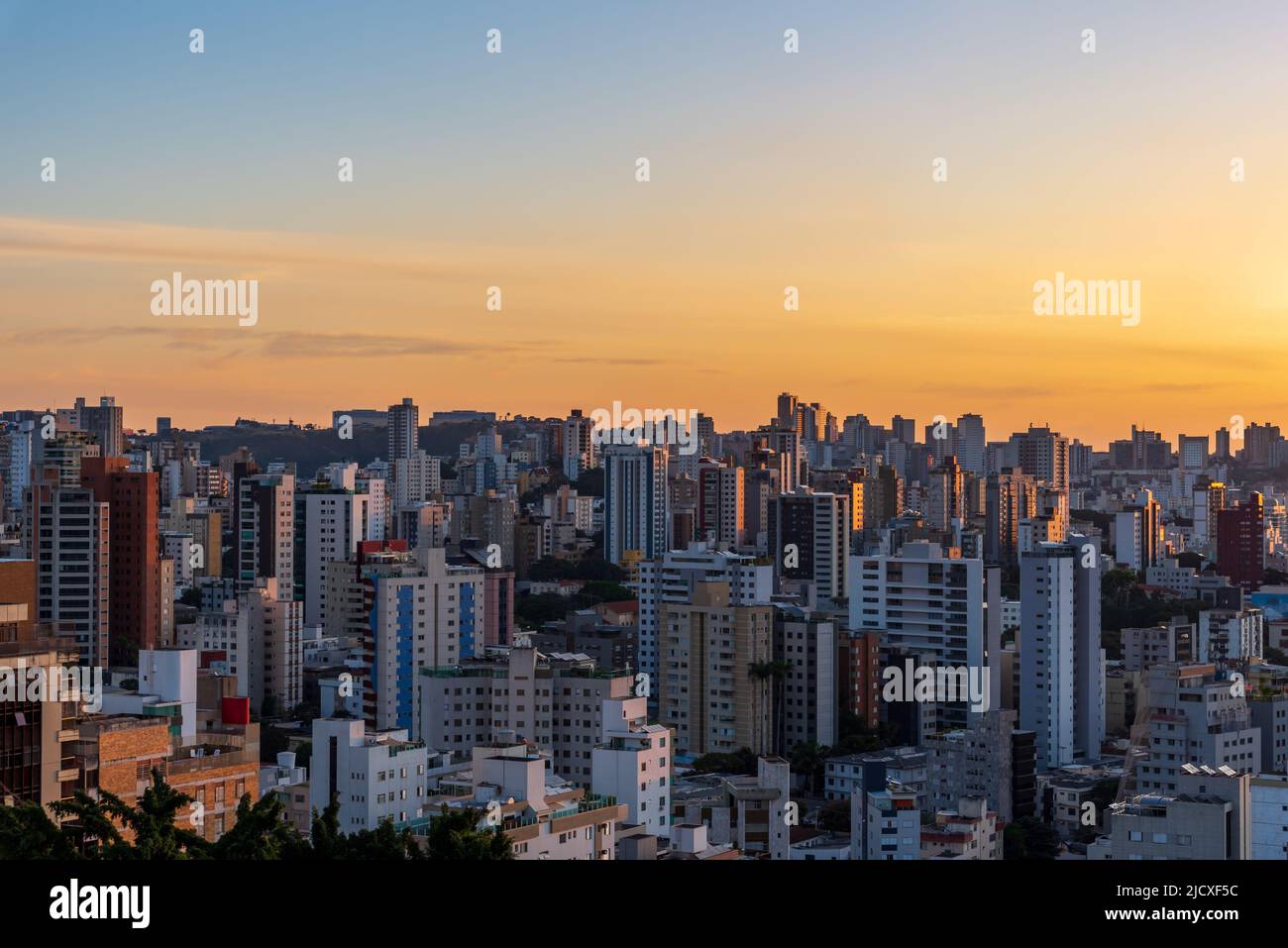 Blick auf die Stadt von Belo Horizonte bei Sonnenuntergang vom Parque Amilcar Vianna Martins. Stockfoto