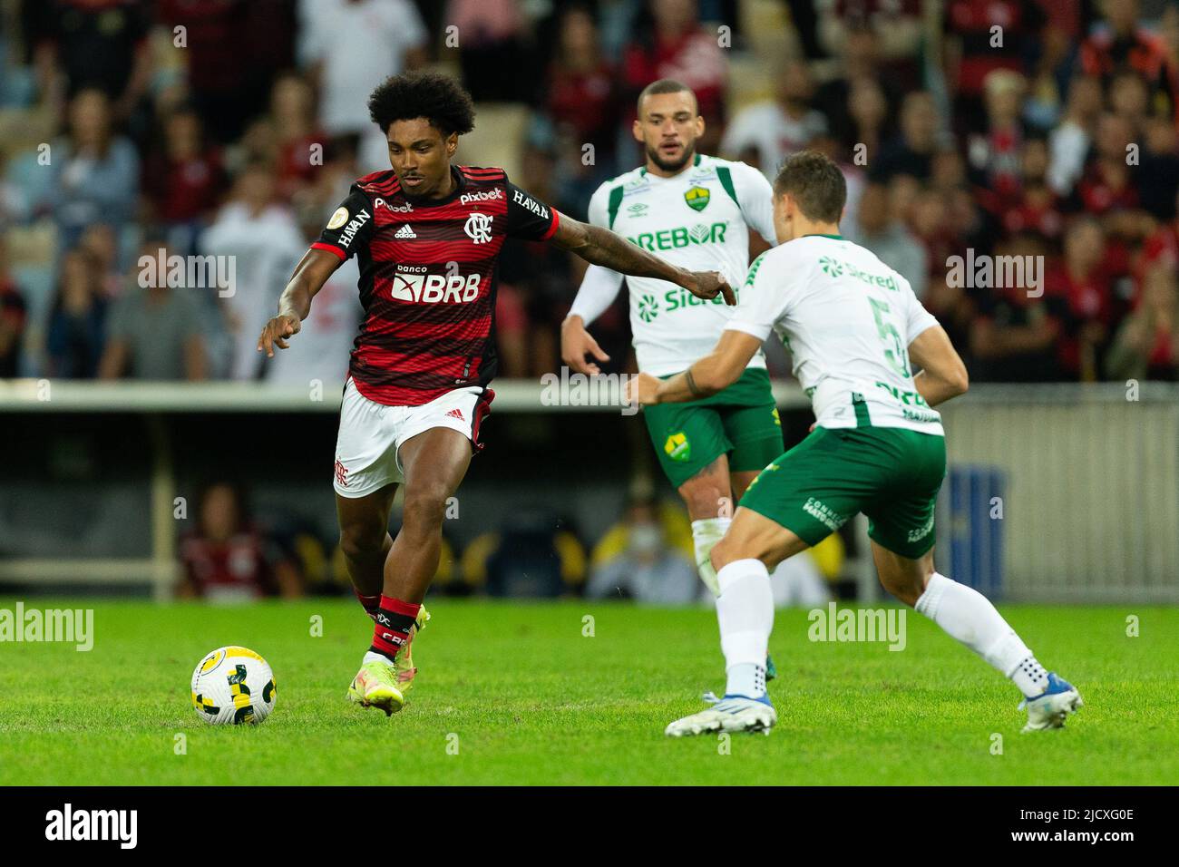 Rio De Janeiro, Brasilien. 15.. Juni 2022. Vitinho von Flamengo während des Spiels zwischen Flamengo und Cuiaba im Rahmen der Brasileirao Serie A 2022 im Maracana-Stadion am 15. Juni 2022 in Rio de Janeiro, Brasilien. (Foto: Ruano Carneiro/Carneiro Images/Sipa USA) Quelle: SIPA USA/Alamy Live News Stockfoto