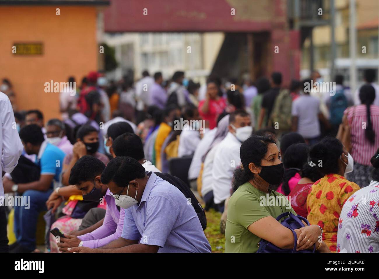 Colombo, Sri Lanka. 15.. Juni 2022. Menschen warten auf Züge an einem Bahnhof in Colombo, Sri Lanka, 15. Juni 2022. Die Zahl der Zugpassagiere ist in Sri Lanka aufgrund steigender Kraftstoffpreise, Kraftstoffknappheit und steigender Busfahrpreise in letzter Zeit gestiegen, so lokale Medienberichte. Quelle: Tang Lu/Xinhua/Alamy Live News Stockfoto