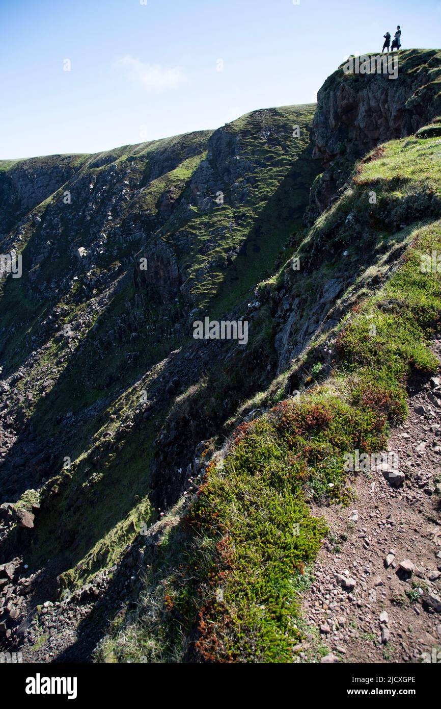 Menschen, die am Rand der Klippe stehen, Stoer Headland, Point of Stoer, Assynt, Schottland Stockfoto