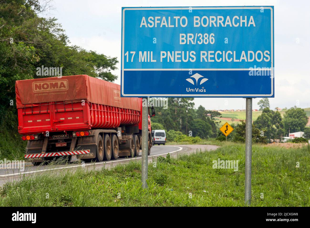 Brasilien, Rio Grande do Sul, in der Nähe von Porte alér wird eine 30 km lange Autobahn mit recycelten Autoreifen gebaut. Im Asphalt wurden 17 Millionen Reifen eingesetzt. Stockfoto