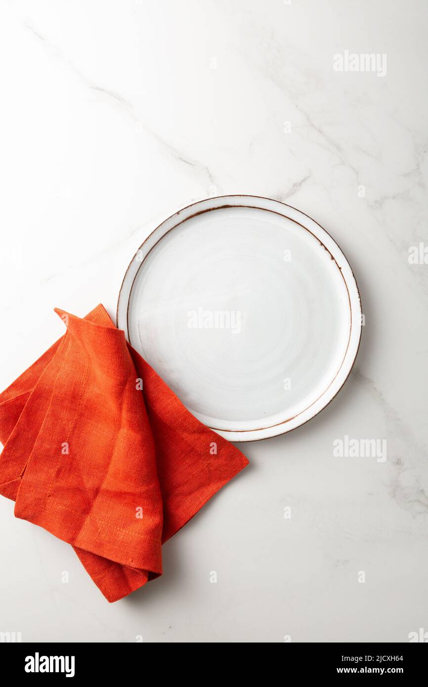 Overhead-Ansicht der leeren Platte lenne Serviette auf leichte Oberfläche Lebensmittelkonzept Stockfoto