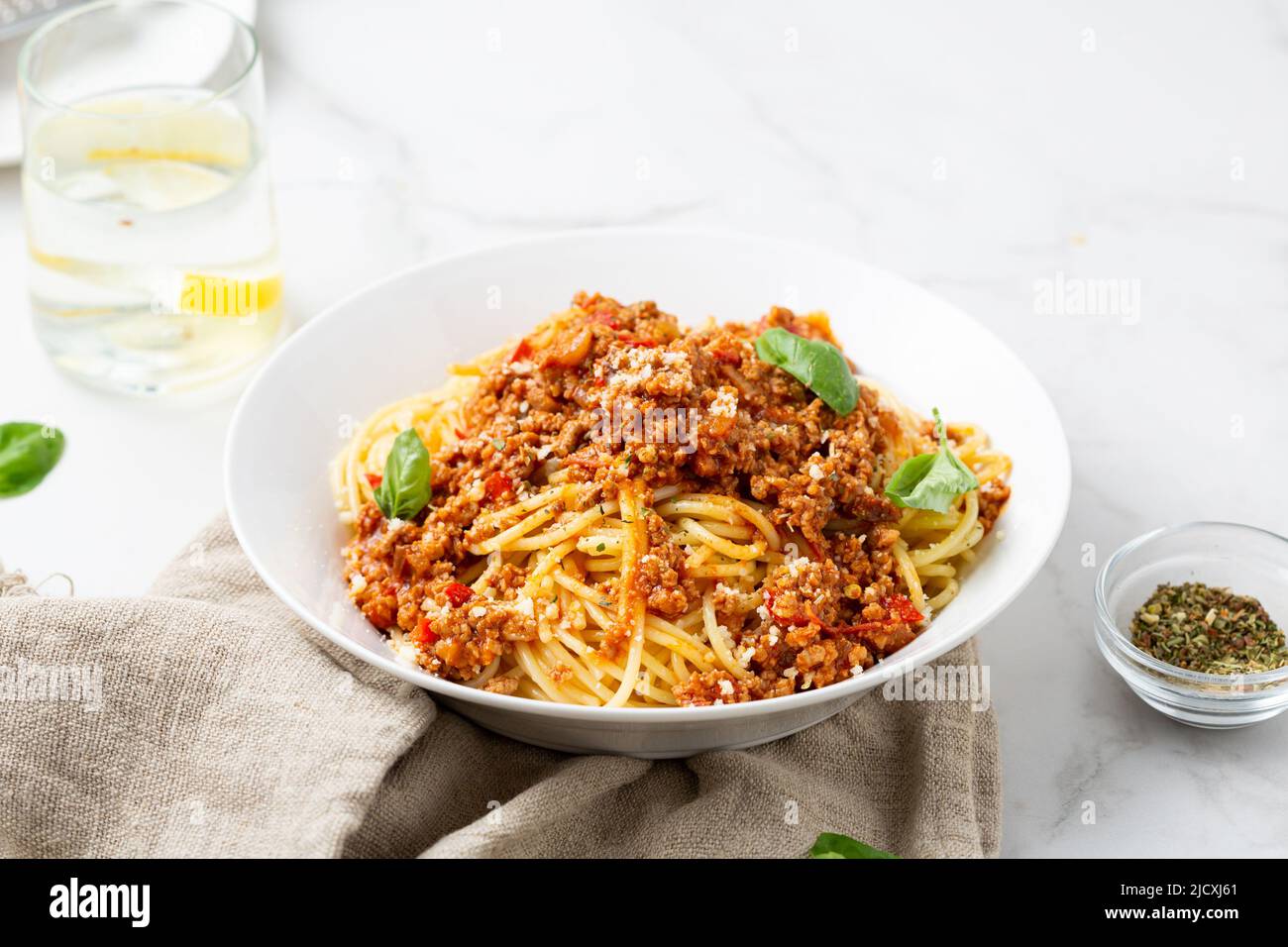 Nahaufnahme der Bolognese-Sauce Spaghetti in der Schüssel Stockfoto