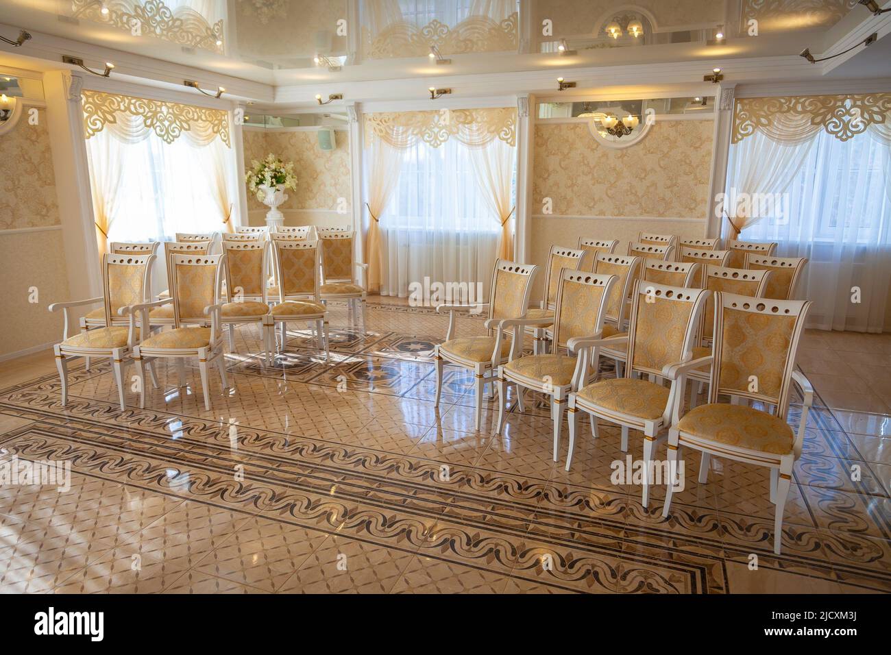 Die Stühle sind im Standesamt Stockfoto