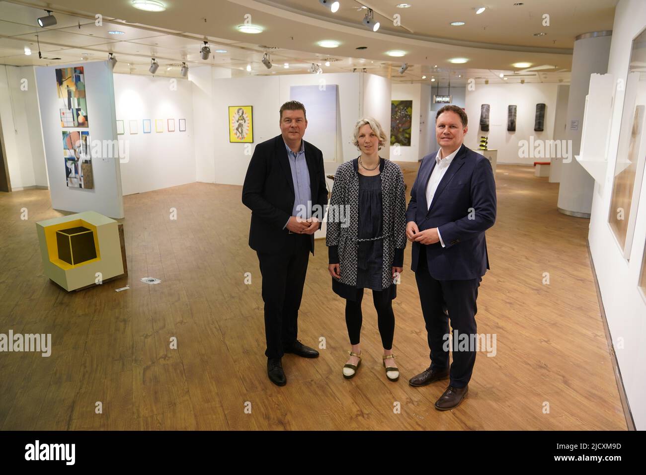 16. Juni 2022, Hamburg: Katja Wolframm, Leiterin der Immobilienabteilung der Hamburg Kreativ Gesellschaft, Andreas Dressel (l, SPD), Finanzsenator, und Carsten Brosda (SPD), Senator für Kultur und Medien, stehen in einer Ausstellung von 'Artstadt' im ehemaligen Karstadt Sport-Gebäude an der Mönckebergstraße in der Innenstadt. Bis Ende des Jahres wird das leerstehende Kaufhaus zur "Artstadt", einem Ort für zahlreiche Kulturinstitutionen und Kreative, umgebaut. Die Hamburg Kreativ Gesellschaft stellt die rund 8.000 Quadratmeter leerstehenden Flächen, verteilt auf sechs Stockwerke, Stockfoto