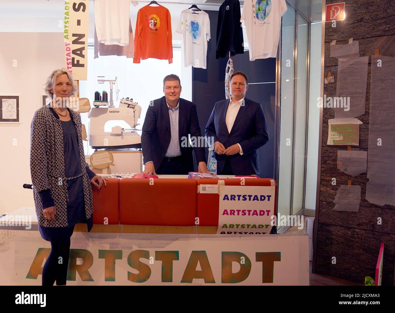 16. Juni 2022, Hamburg: Katja Wolframm, Leiterin der Immobilienabteilung der Hamburg Kreativ Gesellschaft, Andreas Dressel (M, SPD), Senator für Finanzen, und Carsten Brosda (SPD), Senator für Kultur und Medien, stehen im Fanshop von 'Artstadt' im ehemaligen Karstadt Sport-Gebäude in der Mönckebergstraße in der Innenstadt. Bis Ende des Jahres wird das leerstehende Kaufhaus zur "Artstadt", einem Ort für zahlreiche Kulturinstitutionen und Kreative, umgebaut. Die Hamburg Kreativ Gesellschaft stellt die rund 8.000 Quadratmeter leerstehenden Flächen, verteilt auf sechs Stockwerke, Stockfoto