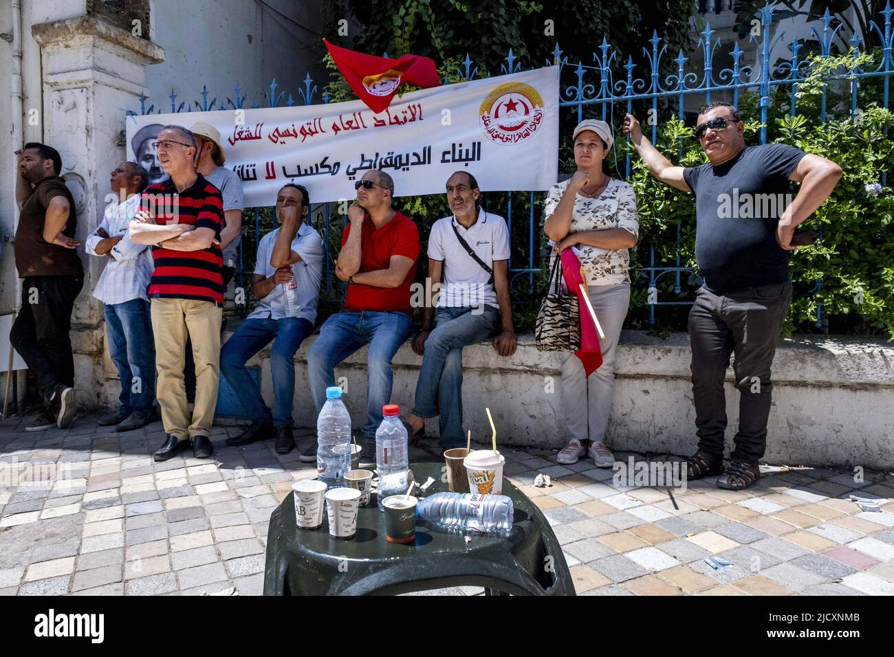 Die Gewerkschaftsversammlung heute Morgen vor dem UGTT-Hauptquartier in Tunis mit der Rede ihres Generalsekretärs, Noureddine Taboubi, an diesem Tag des Generalstreiks im öffentlichen Dienst. Der weithin beobachtete 24-Stunden-Streik ist ein starker Druck der UGTT auf Saied und seine Regierung, neue Lohnabkommen auszuhandeln und die „Kaufkraft“ der Tunesier zu korrigieren. Tunis, Tunesien am 16. Juni 2022. Foto von Nicolas Fauque/Images de Tunisie/ABACAPRESS.COM Stockfoto