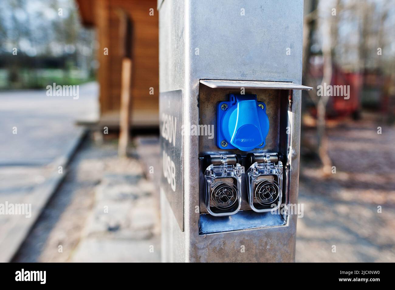 230 V usb-Steckdose für den Außenbereich. Stockfoto