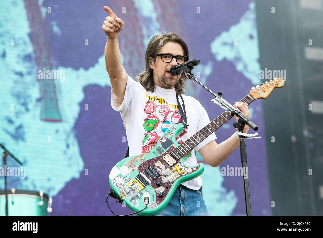 Mailand Italien. 15. Juni 2022. Die amerikanische Rockband WEEZER spielt live auf der Bühne des Ippodromo SNAI La Maura während des 'I-Days Festival 2022'. Stockfoto