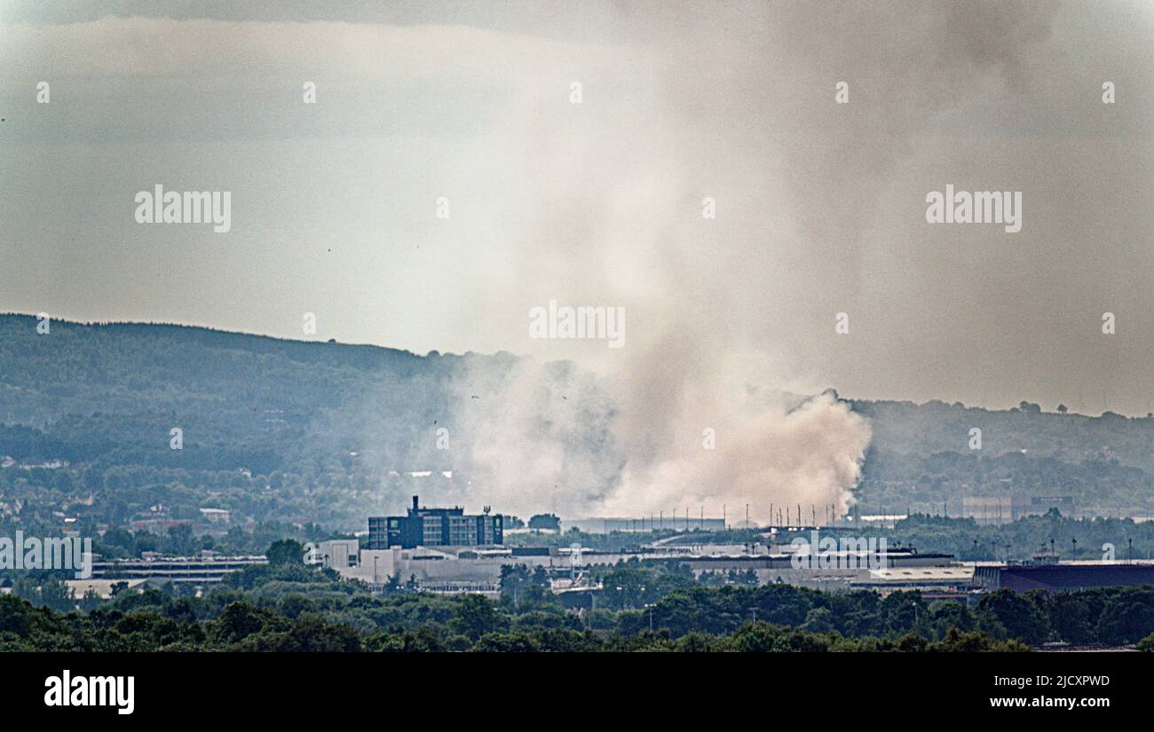 Glasgow, Schottland, Großbritannien 16.. Juni 2022. Ein Brand in einer Recyclingfabrik bedroht den Flughafen in Linwood, da massive Rauchwolken über die Stadt driften und von Glasgow aus, das 5 Meilen entfernt abgebildet ist, zu sehen sind. Credit Gerard Ferry/Alamy Live News Stockfoto