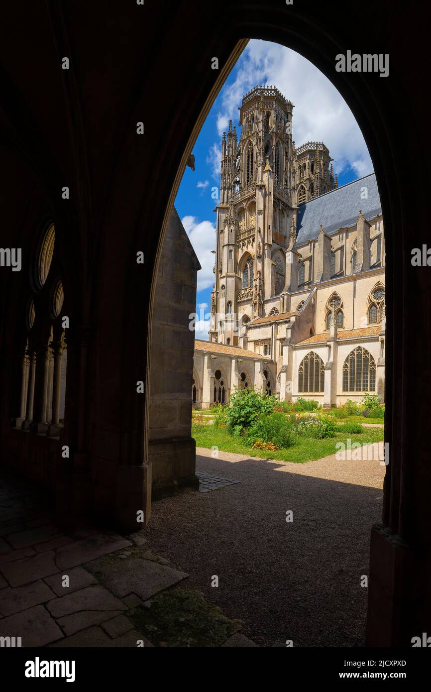 Die Kathedrale von Toul ist eine römisch-katholische Kirche in Toul, Lothringen, Frankreich. Es ist ein klassisches Beispiel für spätgotische Architektur im extravaganten Stil. Der Stockfoto