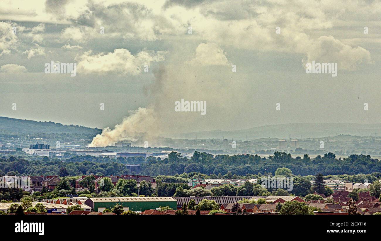 Glasgow, Schottland, Großbritannien 16.. Juni 2022. Ein Brand in einer Recyclingfabrik bedroht den Flughafen in Linwood, da massive Rauchwolken über die Stadt driften und von Glasgow aus, das 12 Meilen entfernt abgebildet ist, zu sehen sind. Credit Gerard Ferry/Alamy Live News Stockfoto