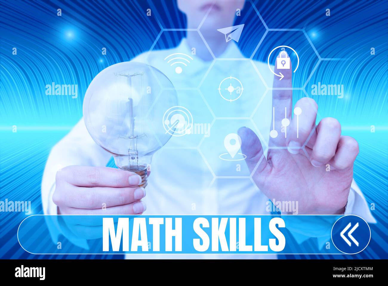 Handschrift Zeichen Mathematik Fähigkeiten. Business-Überblick zu lernen, wie man Zahlen zählen hinzufügen divide Verwenden Sie Gleichung Lady hält Glühbirne zeigen Stockfoto