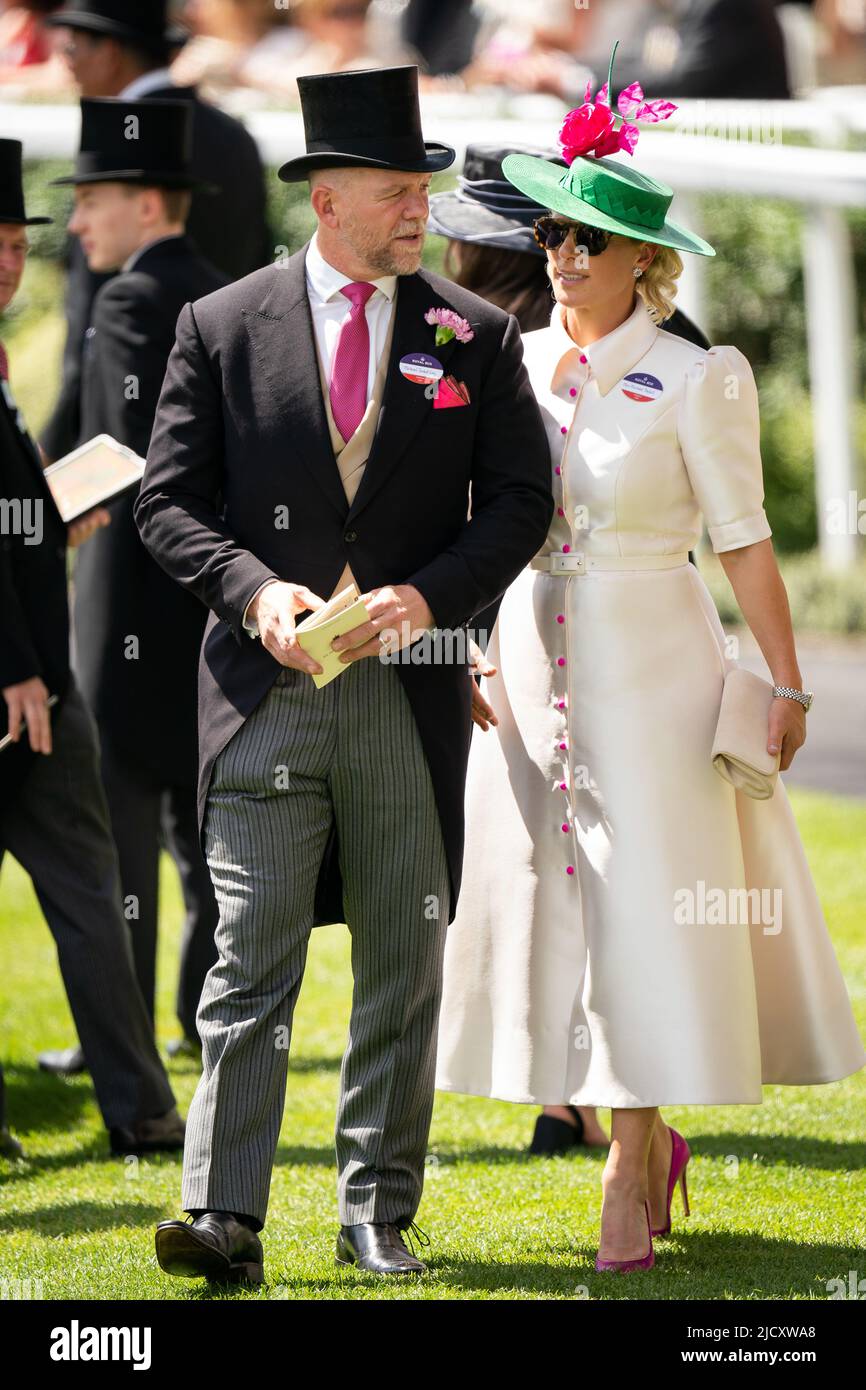 Zara und Mike Tindall während des dritten Tages von Royal Ascot auf der Pferderennbahn Ascot. Bilddatum: Donnerstag, 16. Juni 2022. Stockfoto