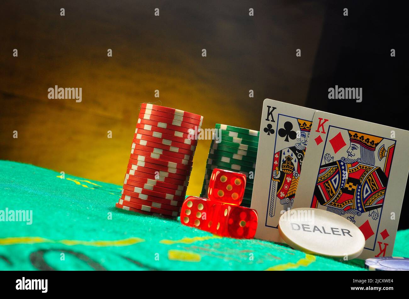 Glücksspiel im Casino, Karten, Würfel und Chips auf dem Tisch Stockfoto