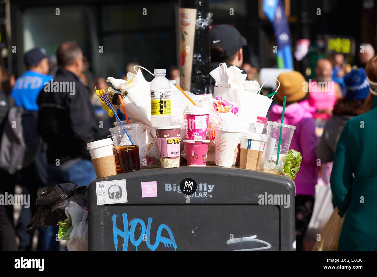 Brooklyn, New York, USA - November 3. 2019: Müll auf Papierkorb in Brooklyn während des NYC-Marathons, Menschen im Hintergrund. Riesige Menge Müll, Plas Stockfoto