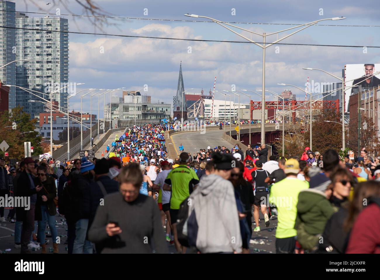 Brooklyn, New York, USA - November 3. 2019: Marathonläufer auf der Pulaski Bridge auf dem Weg von Brooklyn nach Queens. Überfüllte Brücke in NYC Stockfoto