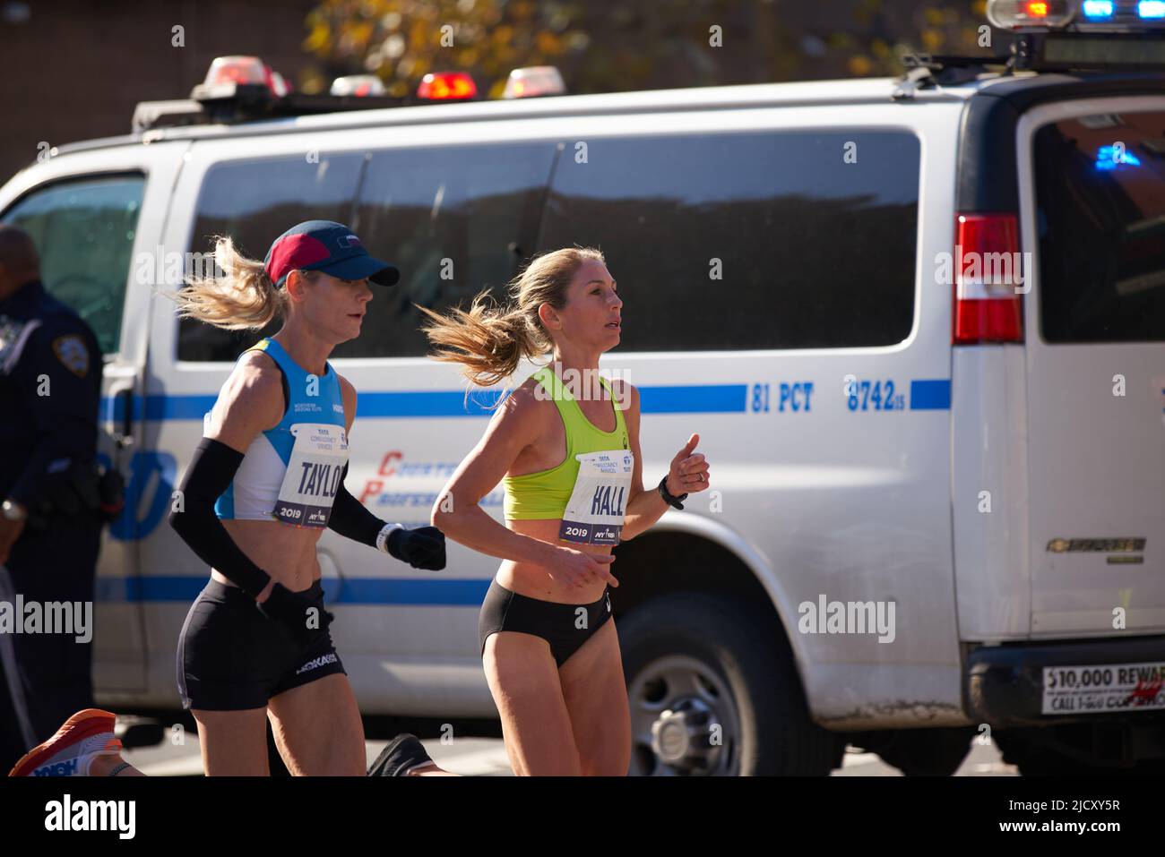 Brooklyn, New York, USA - November 3. 2019: Frauen beim NYC Marathon. Weibliche Athleten vom Rennen erschöpft Stockfoto