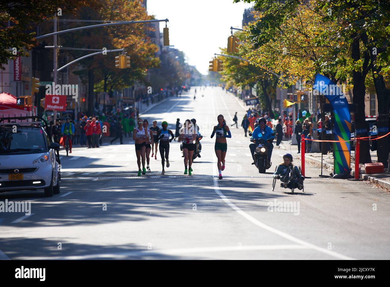 Brooklyn, New York, USA - November 3. 2019: Frauen beim NYC Marathon, Rollstuhlathletin auf der rechten Seite beim Marathon Stockfoto
