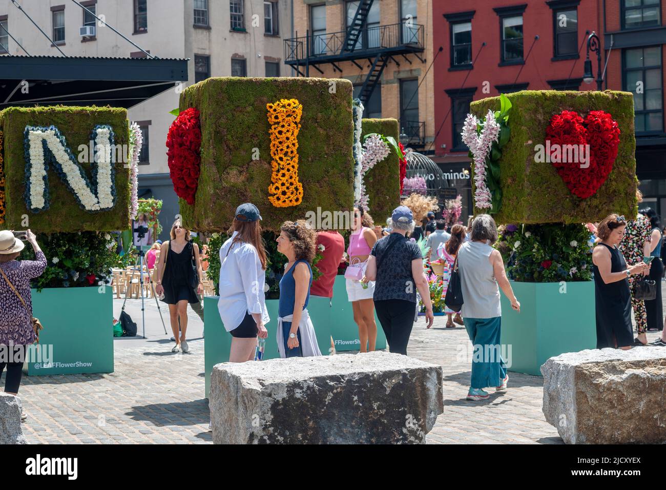 Menschenmassen besuchen die L.E.A.F. Blumenfest im Meatpacking District in New York am Freitag, den 10. Juni 2022. Tausende von Blumen bedecken den Meatpacking District in kreativen Blumeninstallationen. Das Festival läuft bis zum 12. Juni. (© Richard B. Levine) Stockfoto