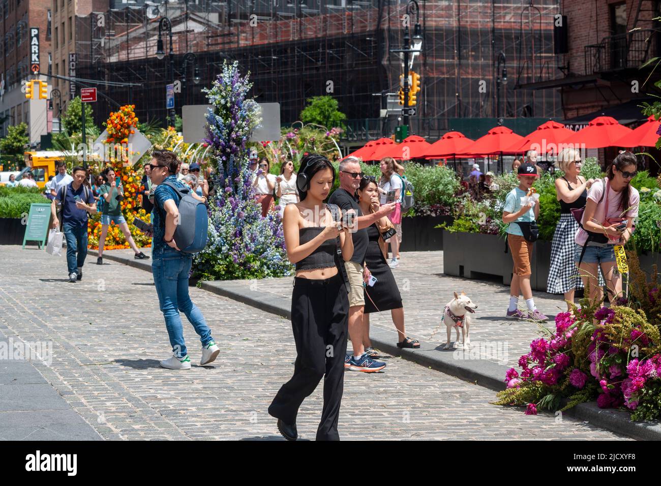 Menschenmassen besuchen die L.E.A.F. Blumenfest im Meatpacking District in New York am Freitag, den 10. Juni 2022. Tausende von Blumen bedecken den Meatpacking District in kreativen Blumeninstallationen. Das Festival läuft bis zum 12. Juni. (© Richard B. Levine) Stockfoto