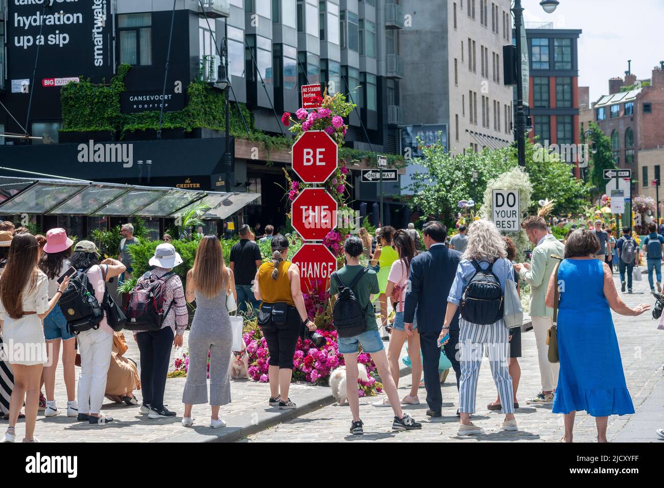 Menschenmassen besuchen die L.E.A.F. Blumenfest im Meatpacking District in New York am Freitag, den 10. Juni 2022. Tausende von Blumen bedecken den Meatpacking District in kreativen Blumeninstallationen. Das Festival läuft bis zum 12. Juni. (© Richard B. Levine) Stockfoto