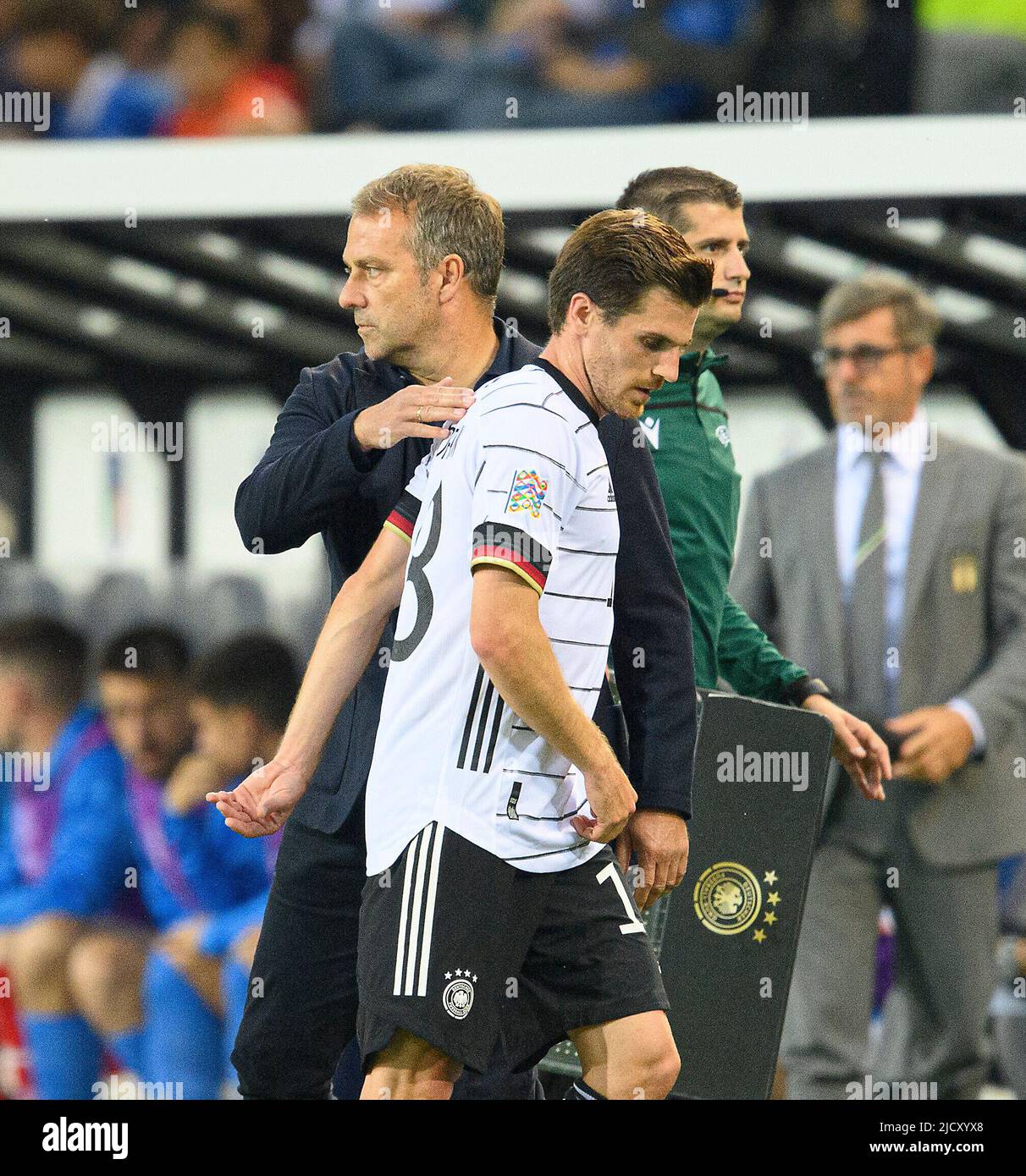 Trainer Hans-Dieter 'Hansi'-STREIFEN (GER) High Fives Jonas HOFMANN (GER) Substitution Fußball UEFA Nations League Matchday 4 Deutschland (GER) - Italien (ITA) 5: 2 am 14.. Juni 2022 in Borussia Monchengladbach/Deutschland. Â Stockfoto