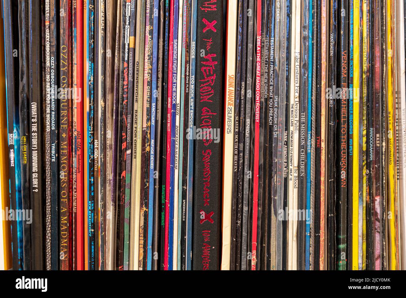 Schallplattensammlung, Schallplattenhüllen, Schallplatten, Musiksammlung, Schallplattensammlung, Heavy Metal Musik, Schallplatten, Vinyl, Bands, Gruppen, Rock Stockfoto