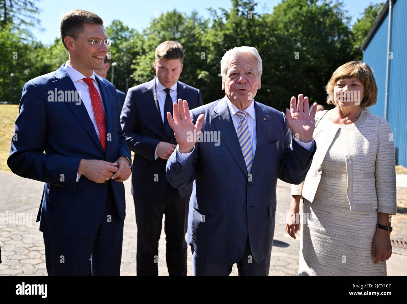 16. Juni 2022, Thüringen, Geisa: Christian Hirte (l-r, CDU), Präsident des Kuratoriums der Deutschen Einheit, Stefan Heck (CDU), Vorsitzender des Stiftungsrates der Point Alpha, Joachim Gauck, ehemaliger Bundespräsident, und Daniela Schadt, Gaucks Partnerin, Stehen Sie vor der Verleihung des Point Alpha Awards im Gedenkstätte der Deutschen Einheit 'Point Alpha'. Für seine politische Arbeit für die deutsche Einheit und die Einheit Europas in Frieden und Freiheit wird der ehemalige Bundespräsident mit dem Point Alpha-Preis ausgezeichnet. Die Laudatierung wird vom ehemaligen Präsidenten des Bundesverfassungsgerichts gehalten. Der Preis ist benannt Stockfoto