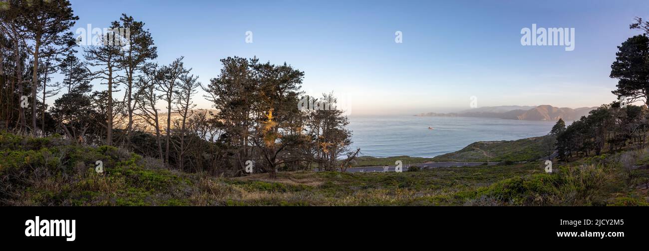 Panoramablick auf den Sonnenaufgang in San Francisco vom Presidio Park aus mit Blick auf die Bucht Stockfoto