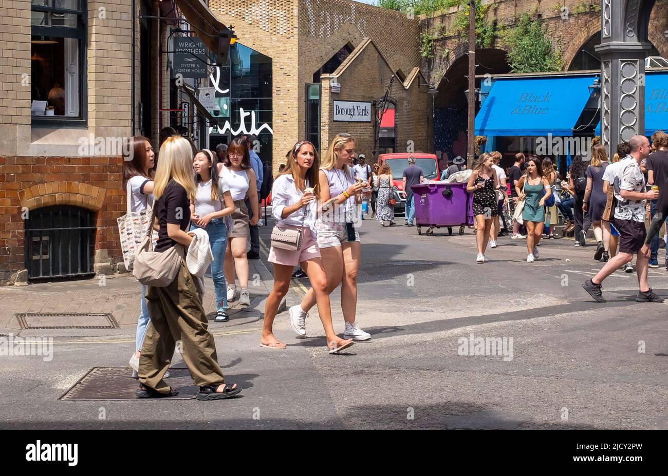 London UK 16. June 2022 - Besucher genießen einen sehr heißen, sonnigen Tag in der Nähe des Borough Market in London, da die Hitzewelle in den nächsten Tagen anhalten wird: Credit Simon Dack / Alamy Live News Stockfoto