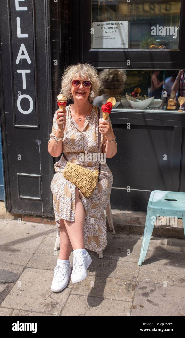 London UK 16. June 2022 - Eine Frau genießt zwei Eiscreme in London während eines sehr heißen, sonnigen Tages in der Nähe des Londoner Borough Market, da die Hitzewelle in den nächsten Tagen anhalten wird: Credit Simon Dack / Alamy Live News Stockfoto